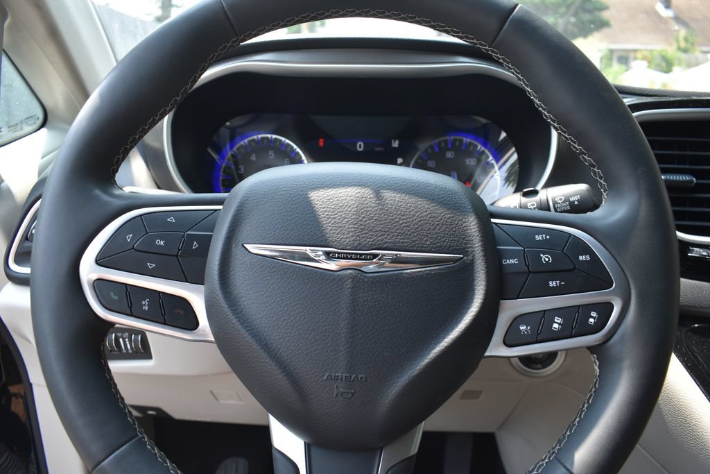Used 2024 Chrysler Pacifica Touring-L FWD image 13