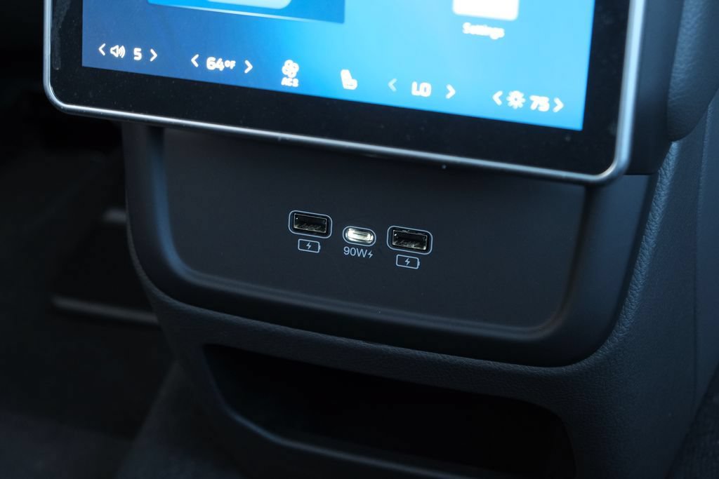 New 2024 VinFast VF 9 Plus AWD/4WD image 38