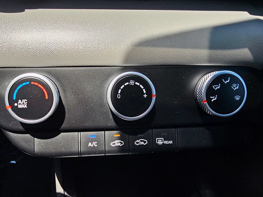 Certified 2025 Hyundai Elantra SE FWD image 30