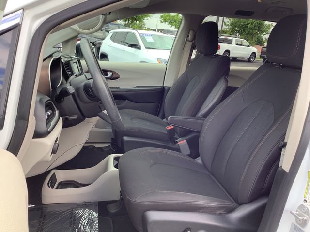 Used 2017 Chrysler Pacifica LX w/ Tire & Wheel Group FWD image 8