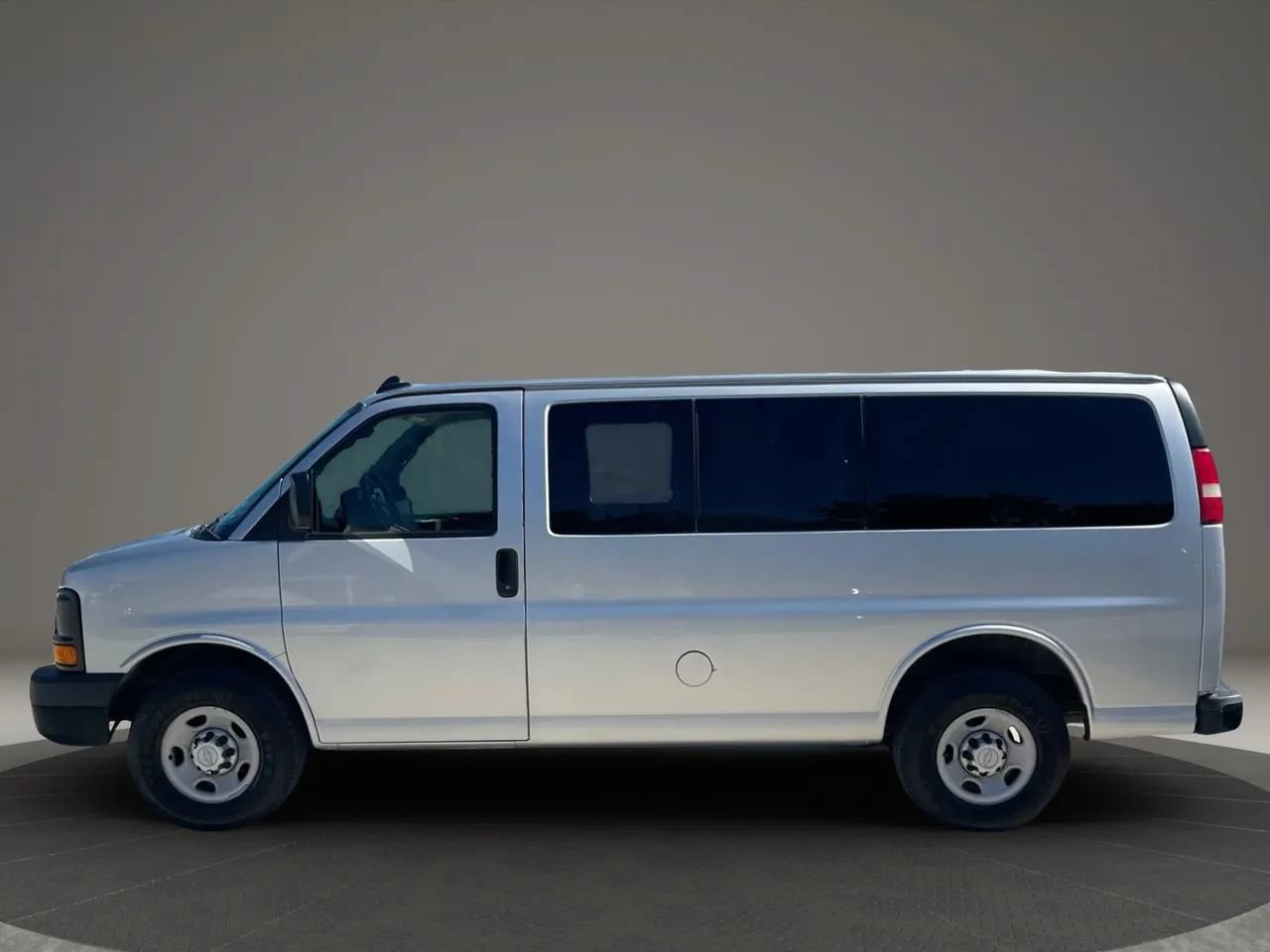 Used 2016 Chevrolet Express 2500 LS RWD image 3