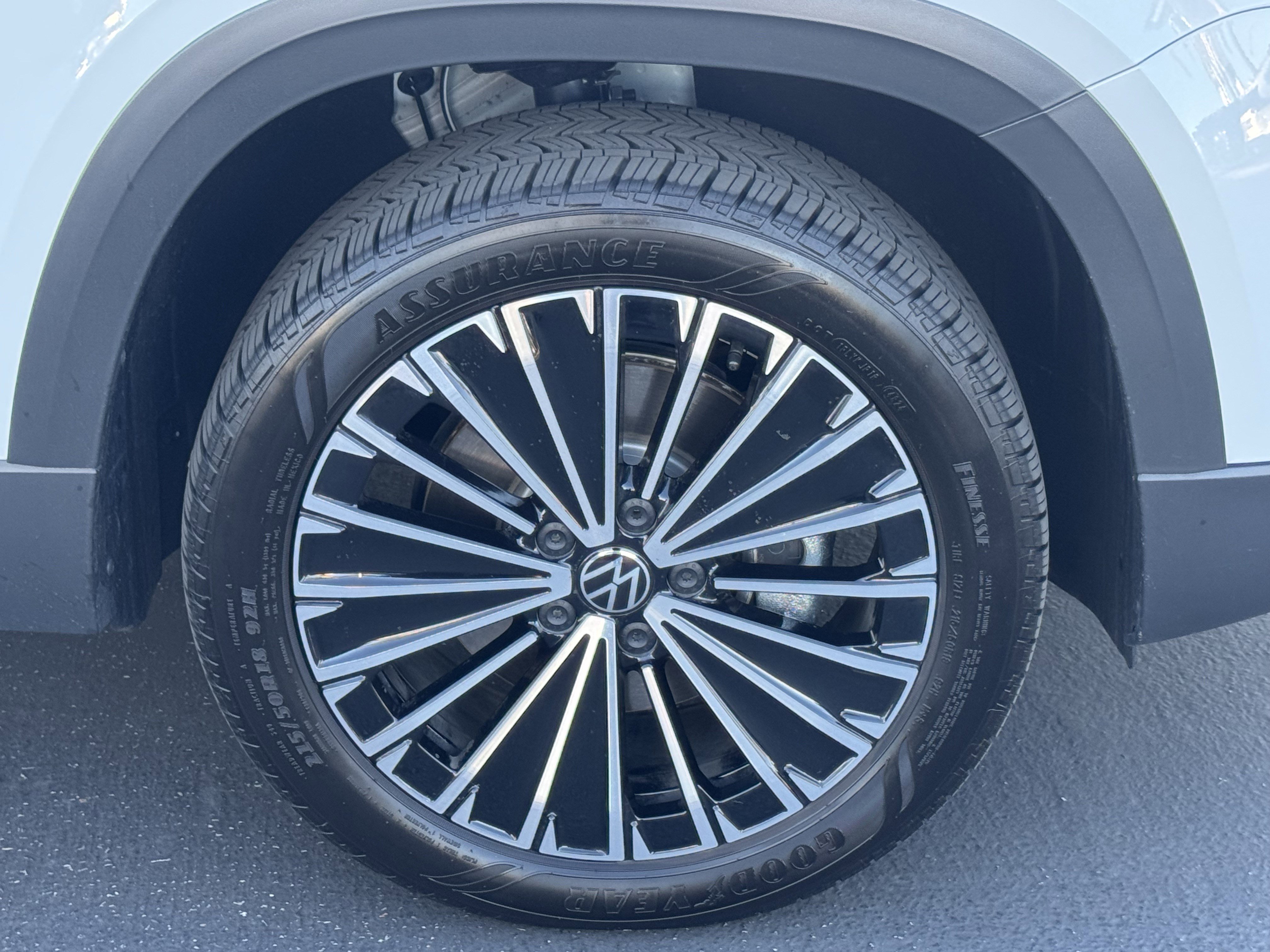 Used 2025 Volkswagen Taos SE image 12