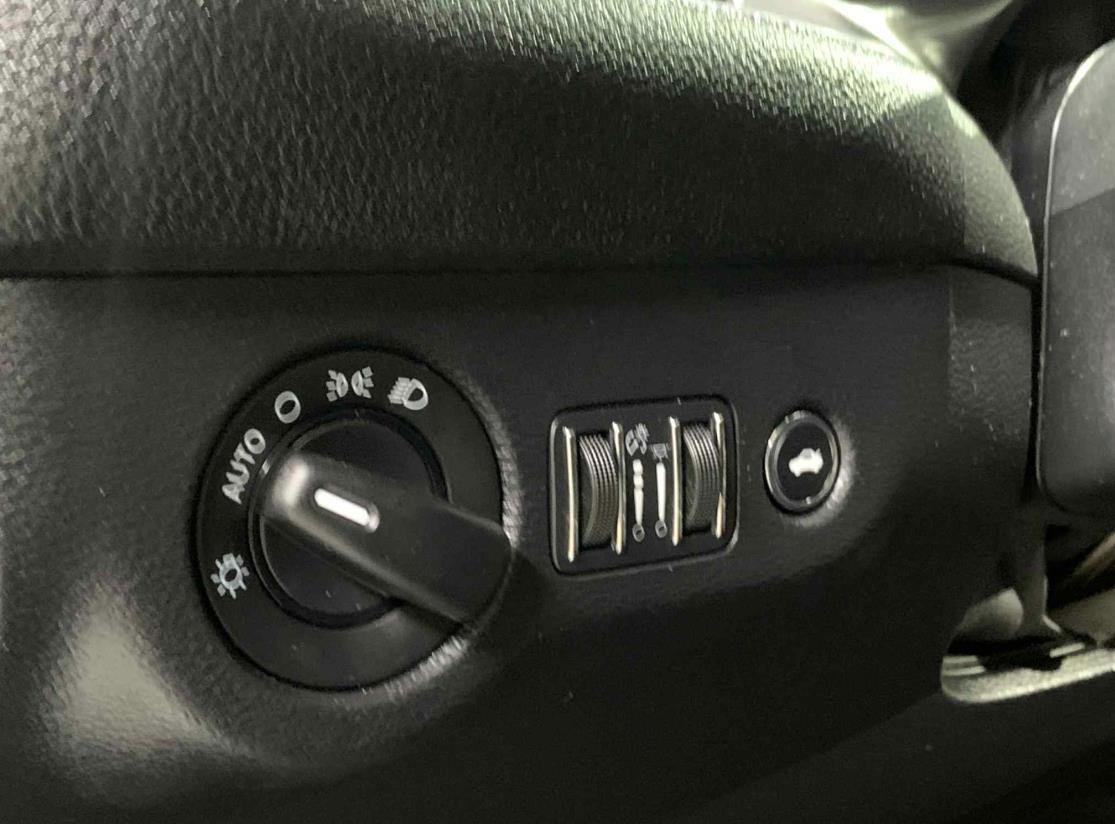 Used 2016 Dodge Challenger SXT image 13