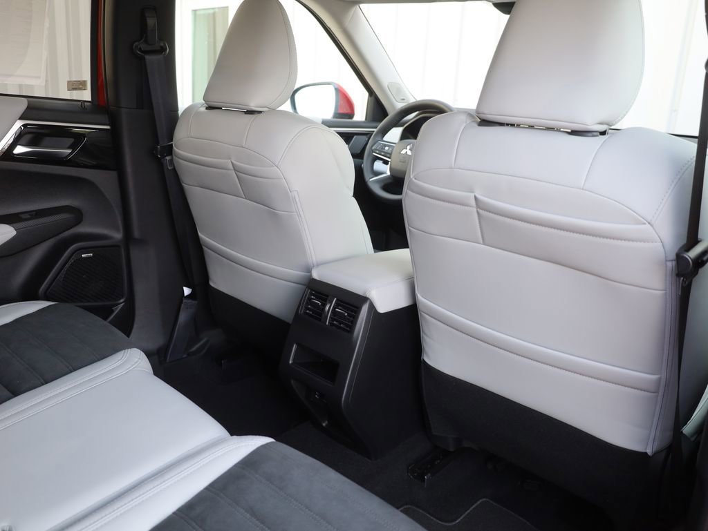 New 2025 Mitsubishi Outlander SE image 18