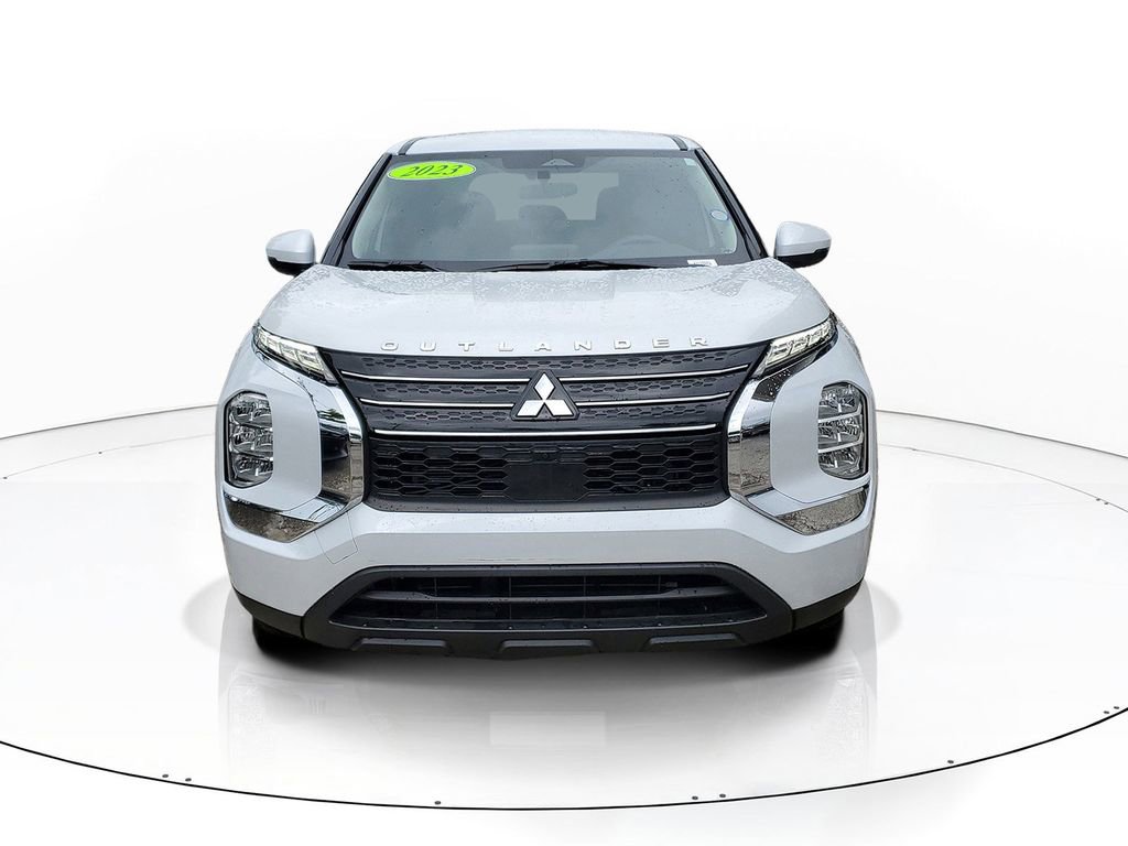 Used 2023 Mitsubishi Outlander ES FWD image 2
