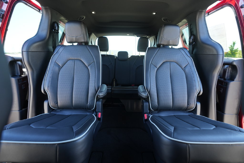 New 2027 Chrysler Pacifica Limited FWD image 38