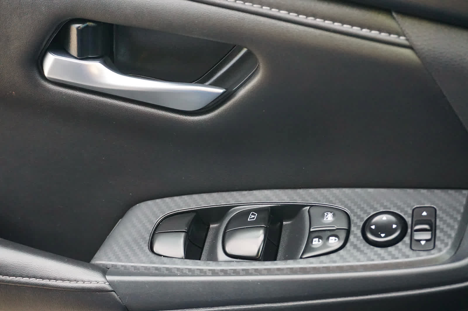 Used 2025 Nissan Sentra SV FWD image 14