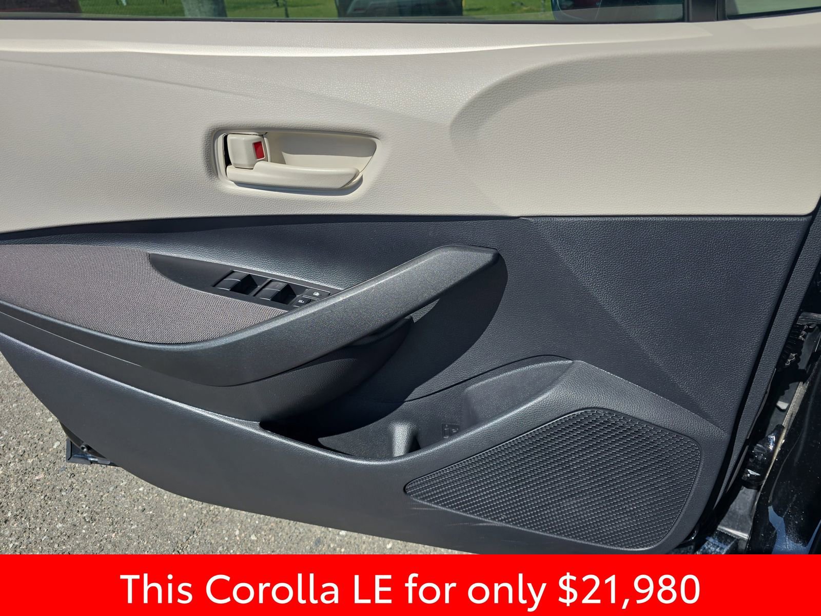 Used 2025 Toyota Corolla LE image 33