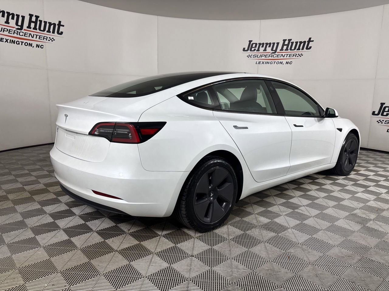 Used 2023 Tesla Model 3 Standard Range image 4