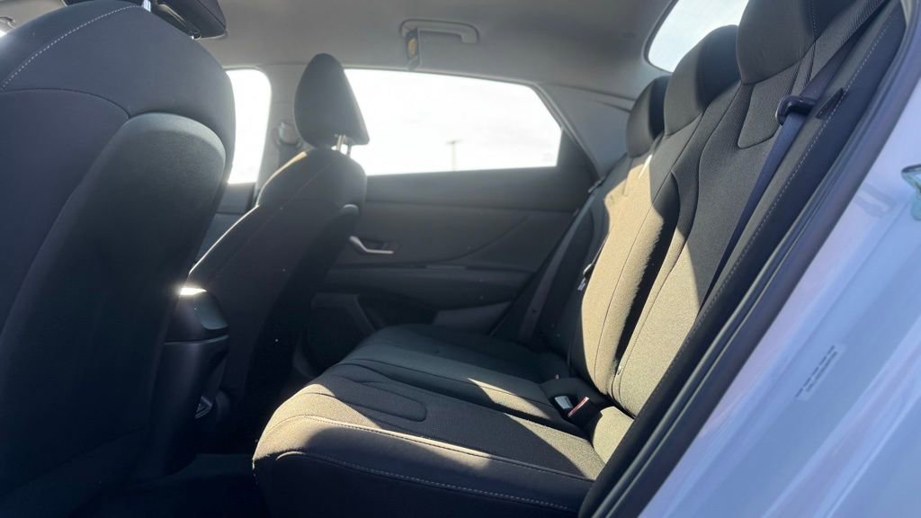 Certified 2025 Hyundai Elantra SE image 17