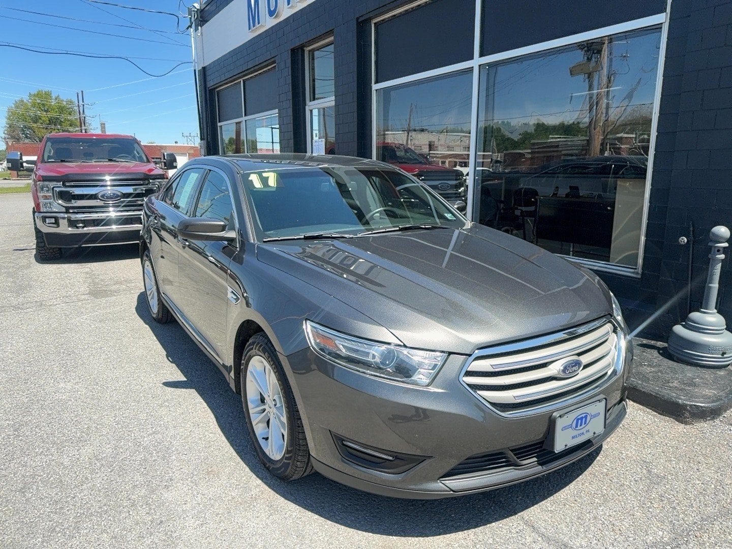 Used 2017 Ford Taurus SEL FWD image 1