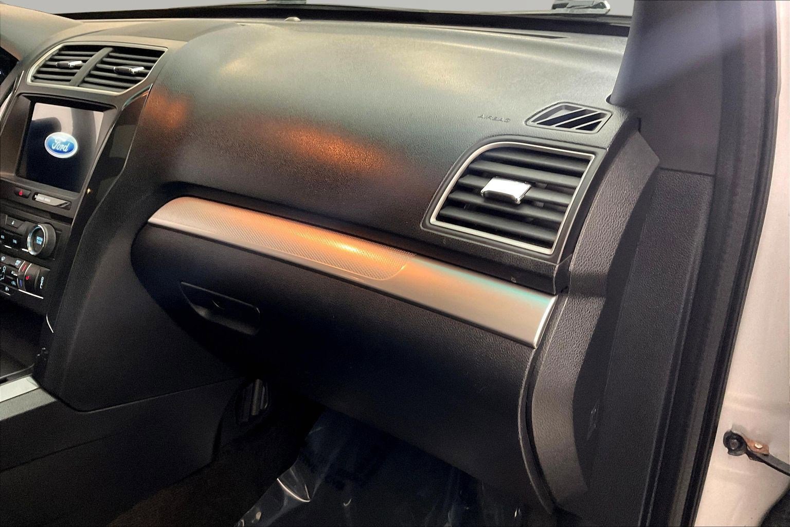 Used 2017 Ford Explorer XLT w/ Equipment Group 202A FWD image 26