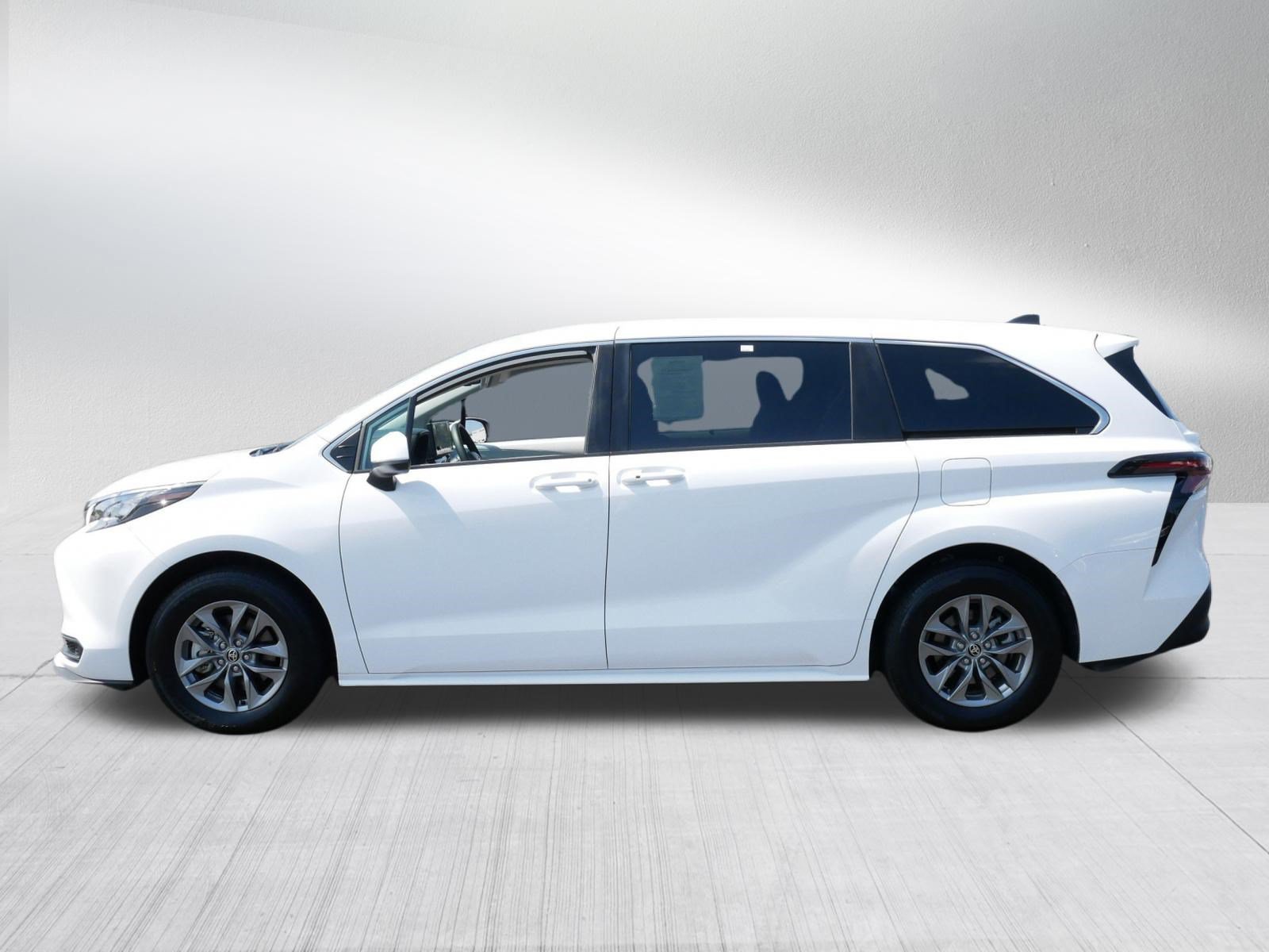 Certified 2026 Toyota Sienna LE FWD image 4