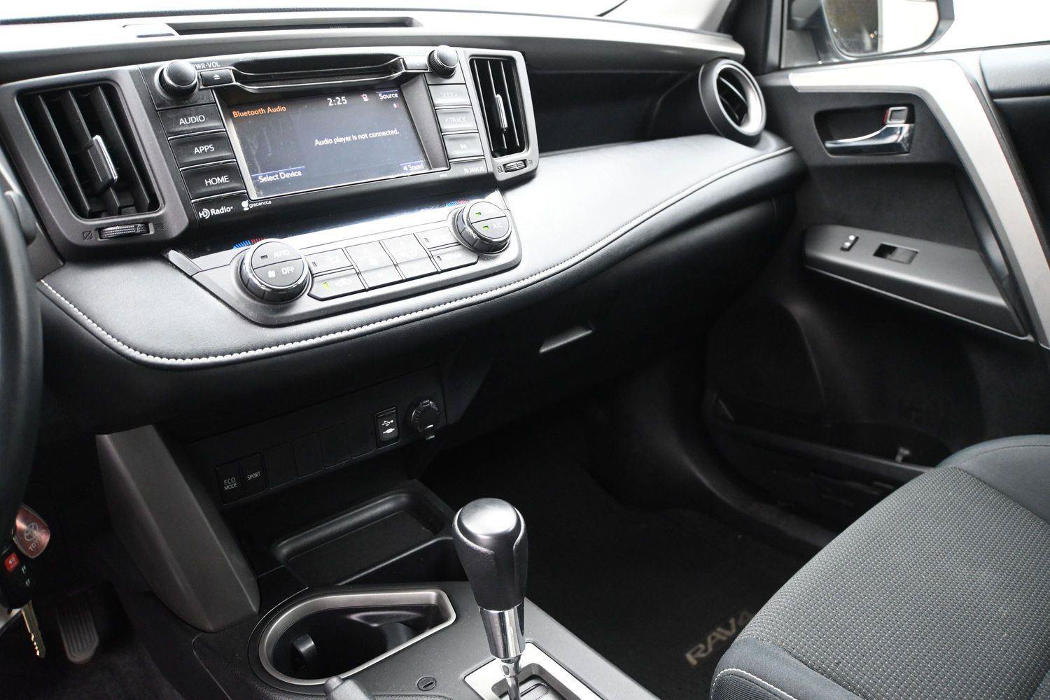 Used 2016 Toyota RAV4 XLE AWD/4WD image 4