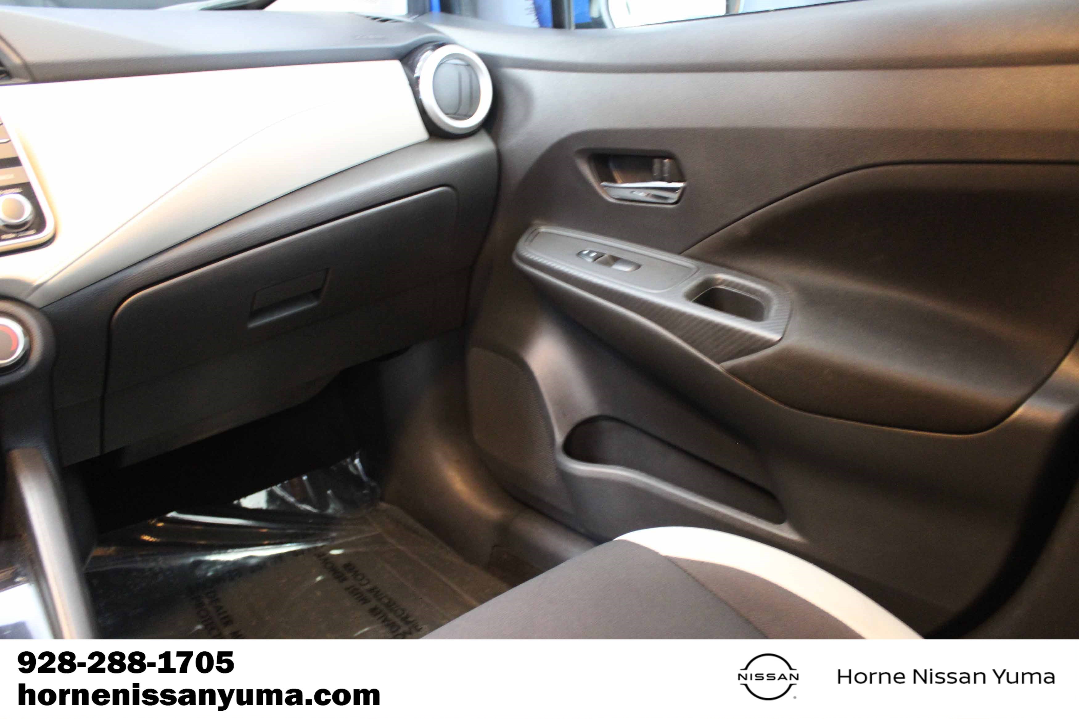 Used 2022 Nissan Versa SV FWD image 8