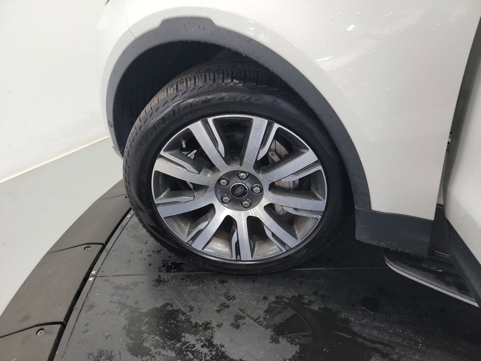 Used 2019 Land Rover Discovery HSE AWD/4WD image 30