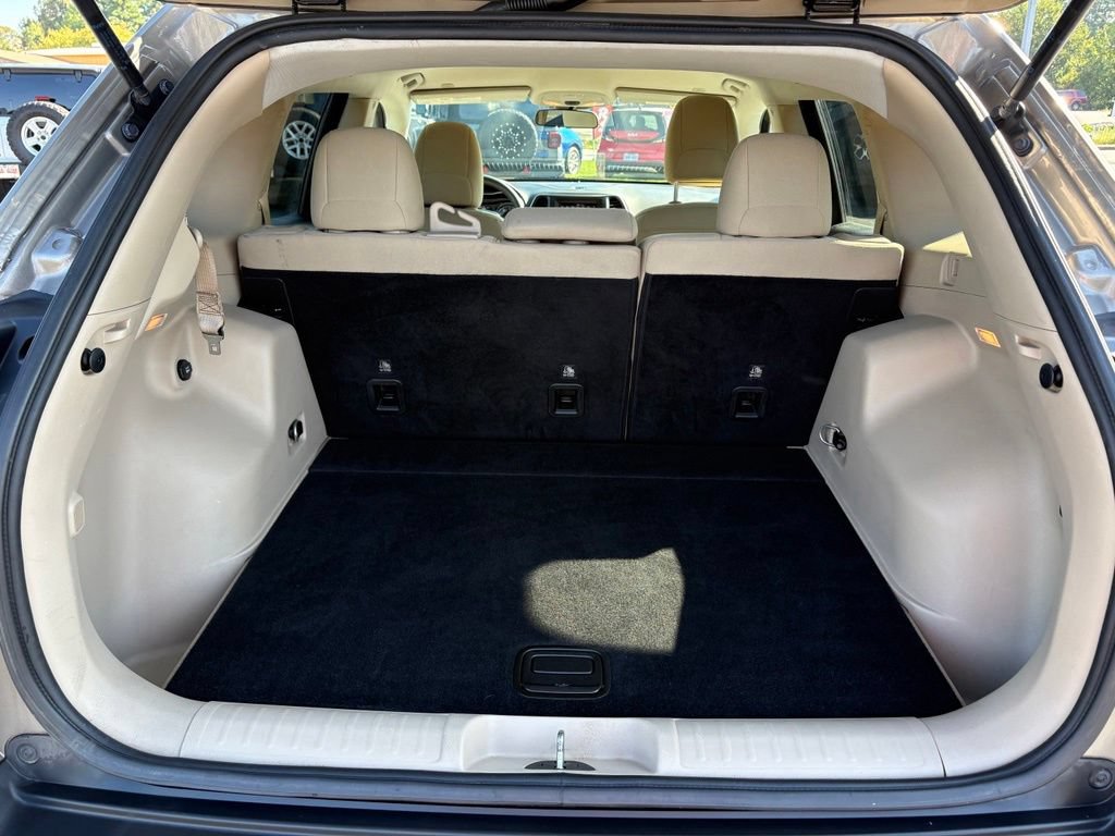 Used 2019 Jeep Cherokee Latitude w/ Popular Appearance Group AWD/4WD image 28
