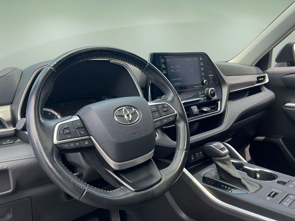 Used 2022 Toyota Highlander XLE image 11
