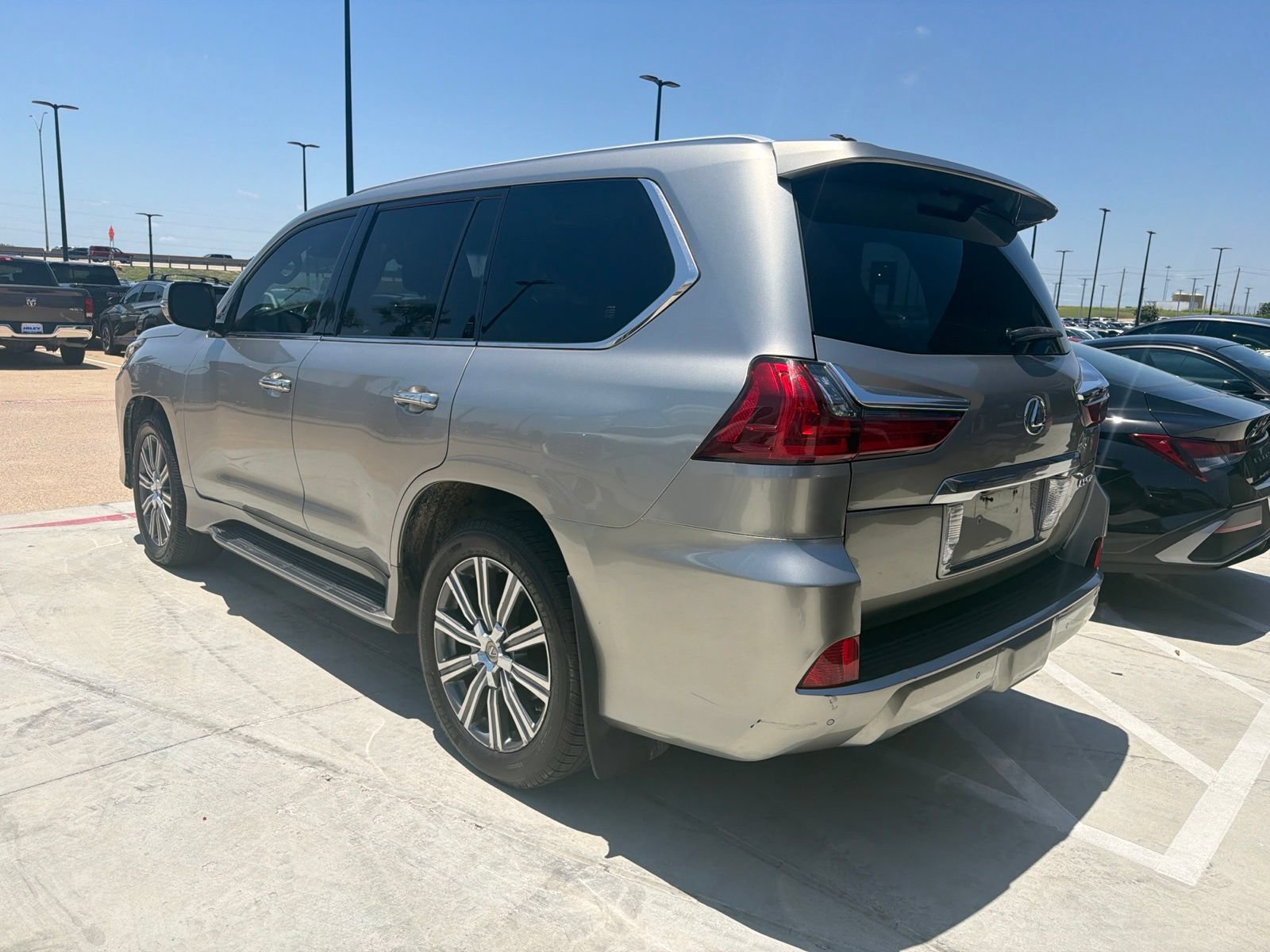 Used 2016 Lexus LX 570 4WD w/ Luxury Package image 7