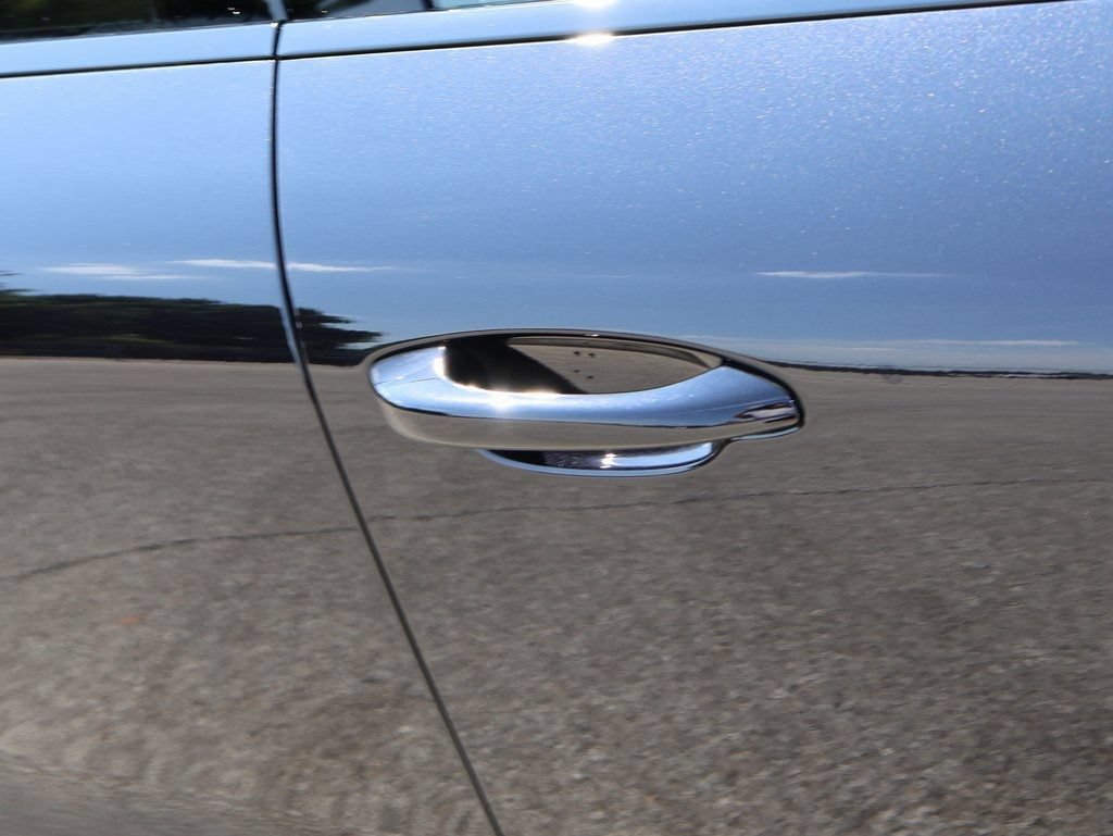 Certified 2025 Porsche Macan Turbo AWD/4WD image 16