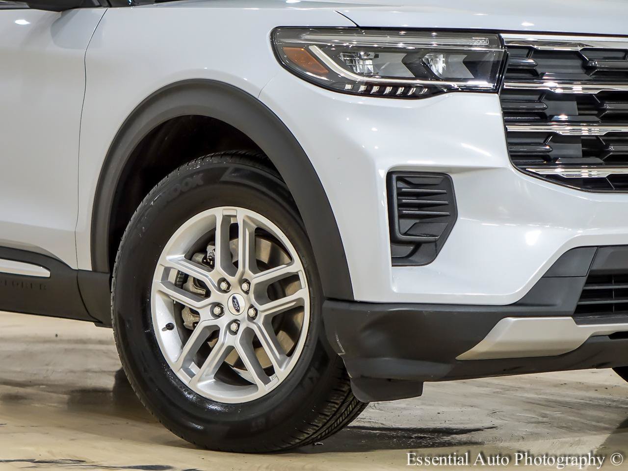 Used 2025 Ford Explorer Active AWD/4WD image 3