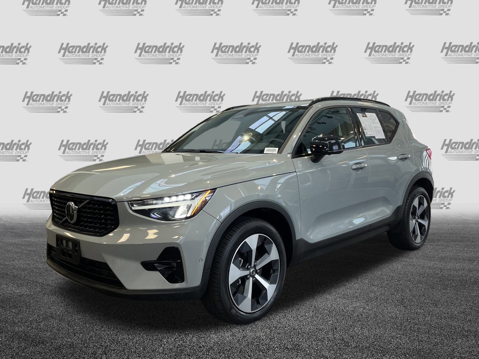 Used 2025 Volvo XC40 B5 Plus image 6