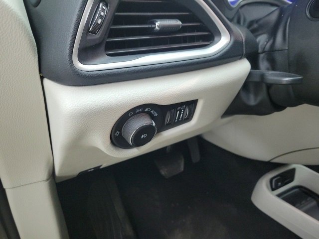 Used 2023 Chrysler Pacifica Touring-L image 23