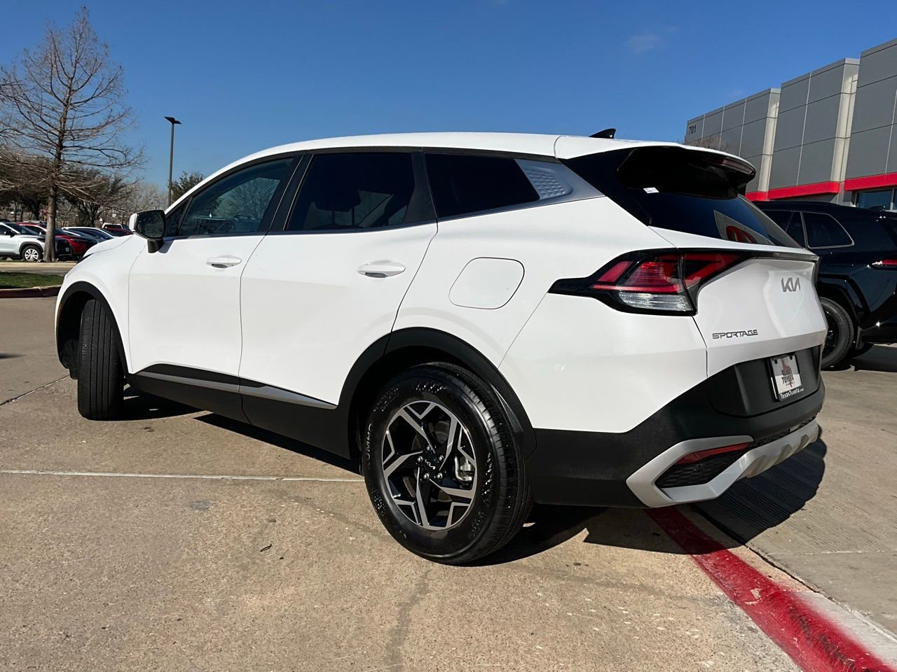 Used 2025 Kia Sportage LX image 8