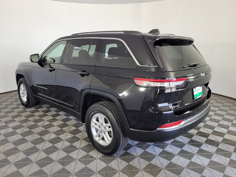 Used 2023 Jeep Grand Cherokee Laredo AWD/4WD image 5