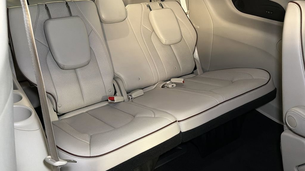 Used 2017 Chrysler Pacifica Limited FWD image 14