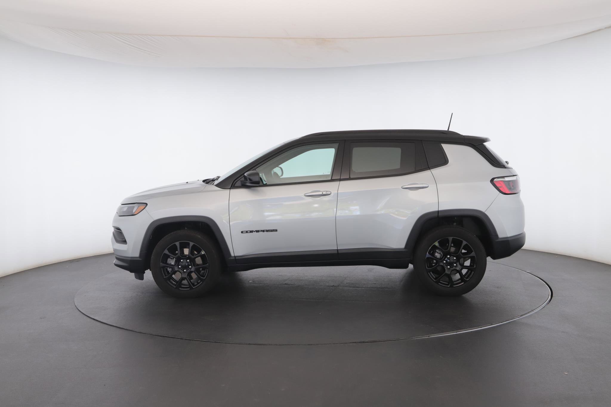 Used 2024 Jeep Compass Latitude w/ Sun and Sound Group AWD/4WD image 21