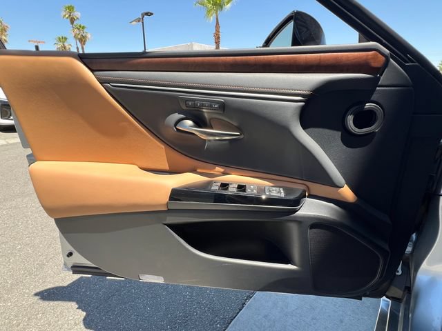Used 2025 Lexus ES 300h w/ Premium Package FWD image 32
