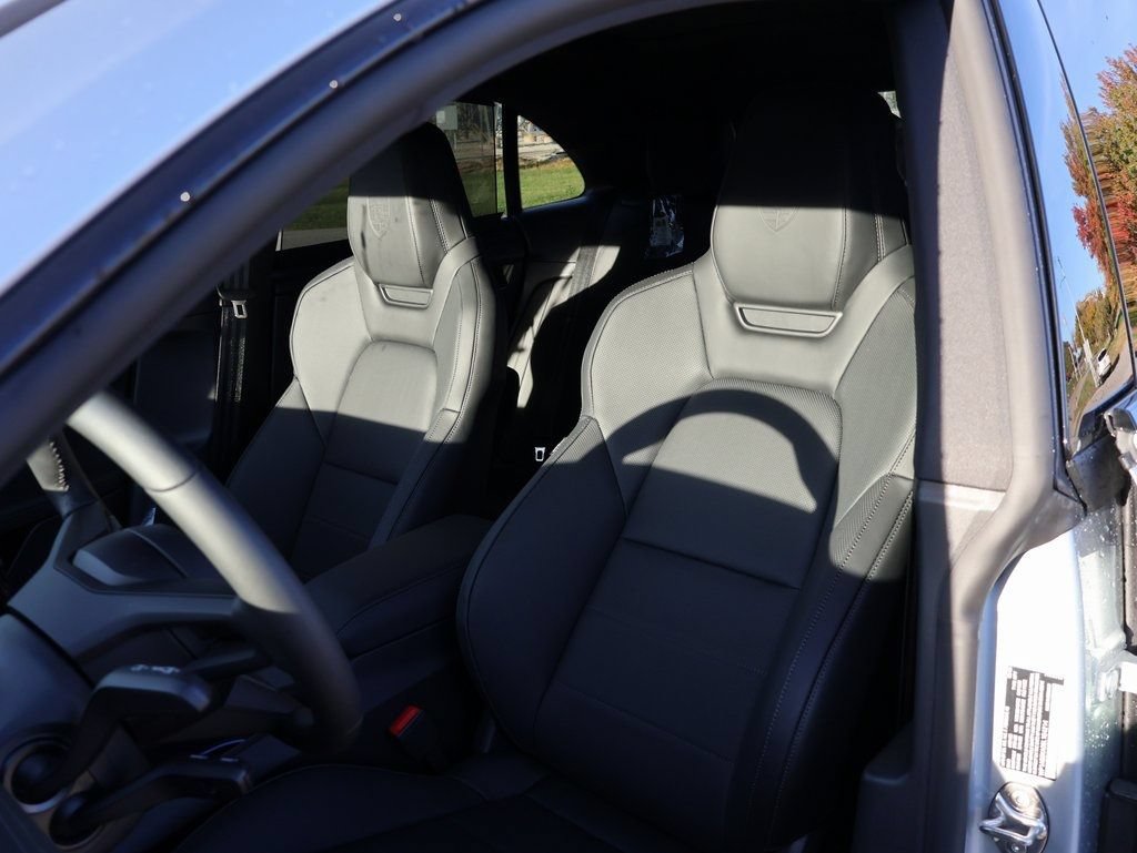Certified 2025 Porsche Macan 4S Electric AWD/4WD image 5
