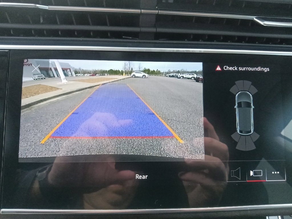 Used 2023 Audi Q8 Premium image 26