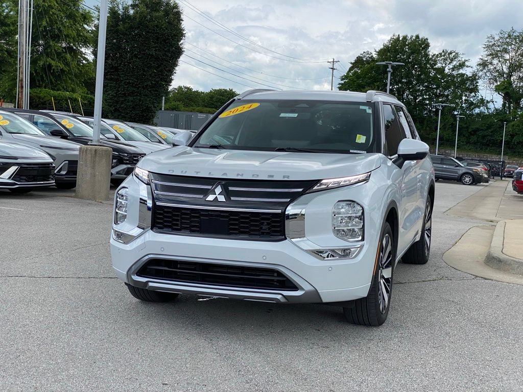 Used 2025 Mitsubishi Outlander SEL FWD image 3