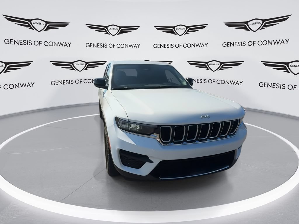 Used 2025 Jeep Grand Cherokee Laredo AWD/4WD image 3