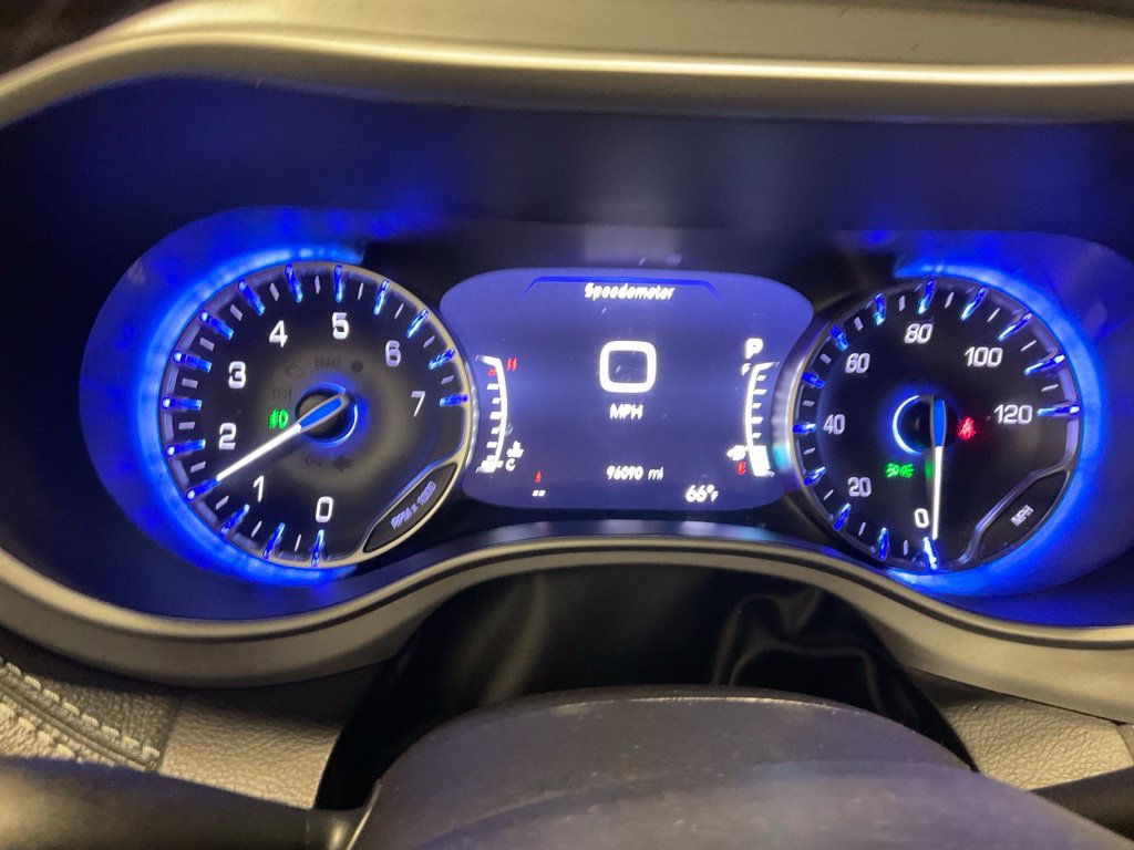 Used 2024 Chrysler Pacifica Touring FWD image 2