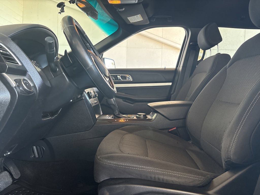 Used 2016 Ford Explorer XLT AWD/4WD image 10
