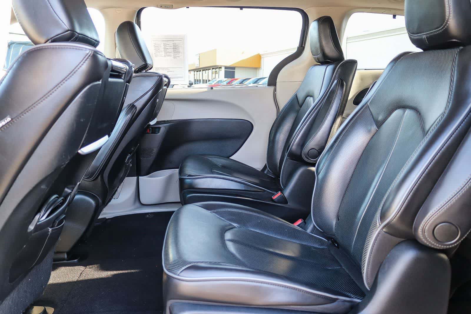 Used 2019 Chrysler Pacifica Limited w/ Advanced Safetytec Group FWD image 17