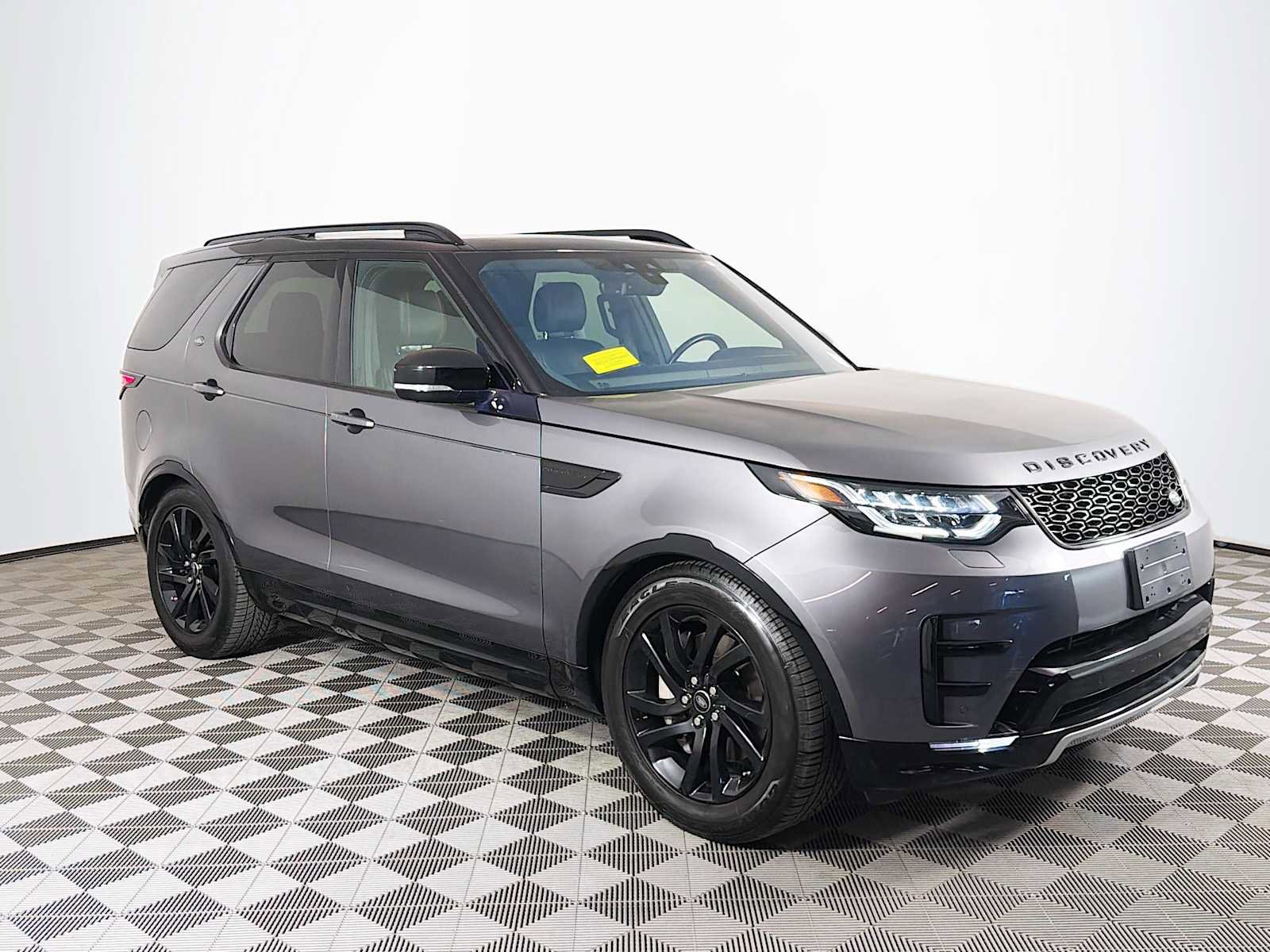 Used 2018 Land Rover Discovery HSE AWD/4WD image 3
