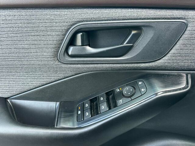 Used 2023 Nissan Rogue S image 11