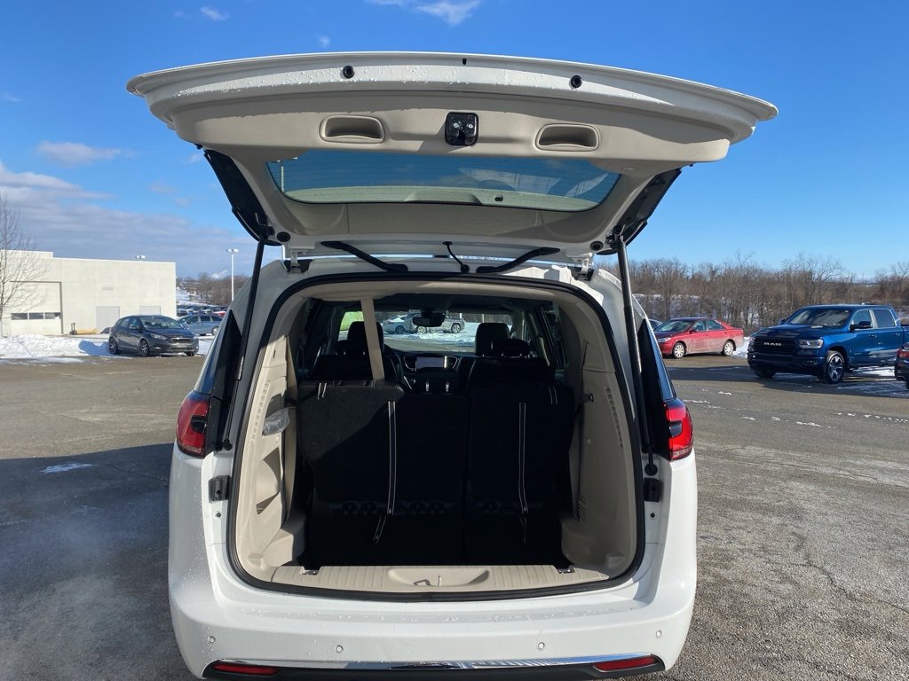 Used 2024 Chrysler Pacifica Touring-L image 18