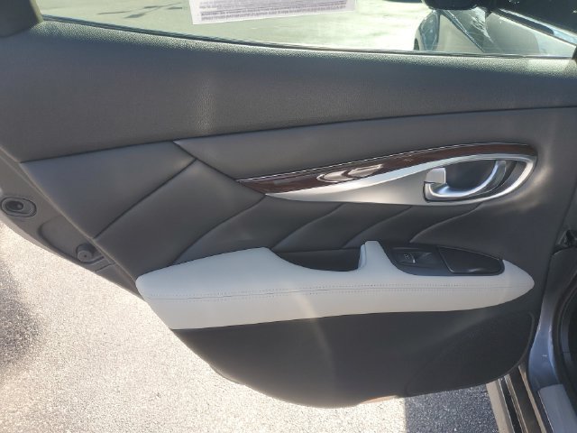 Used 2019 INFINITI Q70 Luxe w/ Sport Package RWD image 7