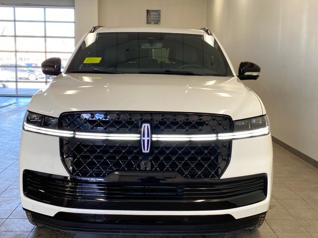 New 2026 Lincoln Navigator Reserve w/ Jet Appearance Package AWD/4WD image 3
