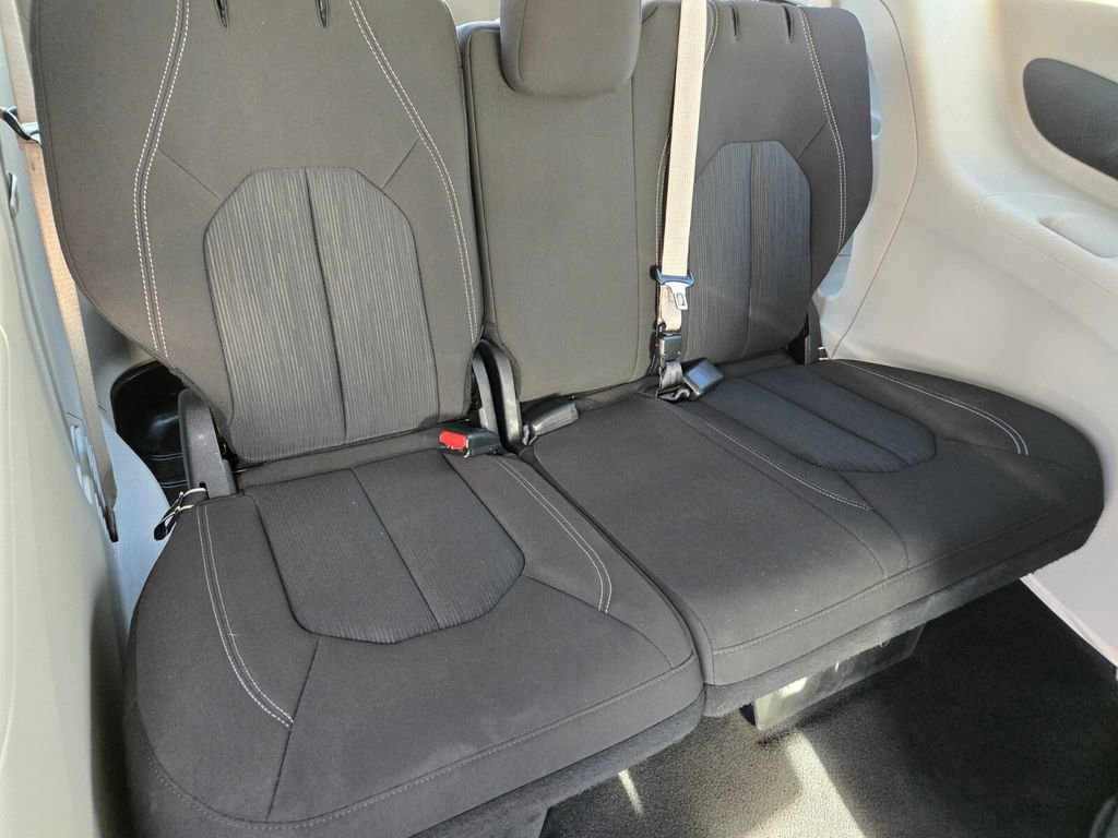 Used 2023 Chrysler Voyager LX image 14