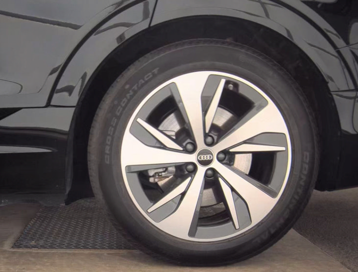 Used 2024 Audi Q8 e-tron Premium AWD/4WD image 10