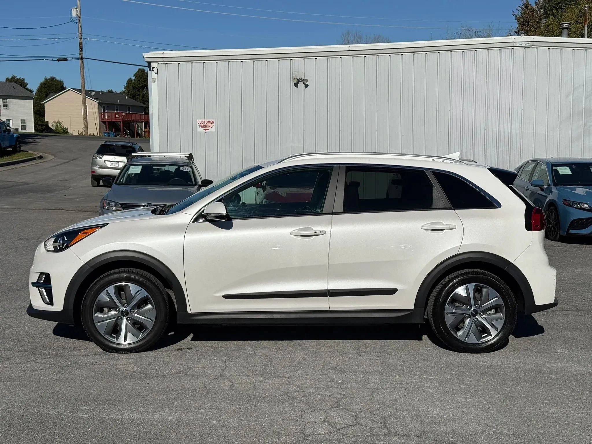 Used 2022 Kia Niro EX w/ Cold Weather Package FWD image 2