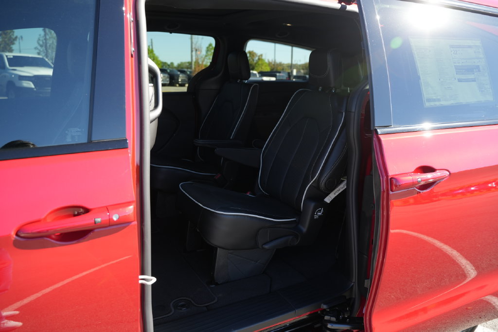 New 2027 Chrysler Pacifica Limited FWD image 14
