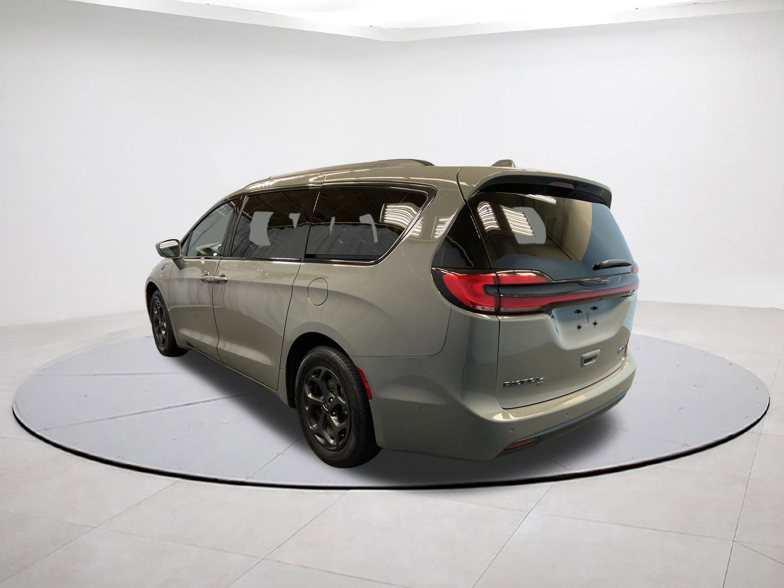 Used 2022 Chrysler Pacifica Limited w/ S Appearance Package image 4