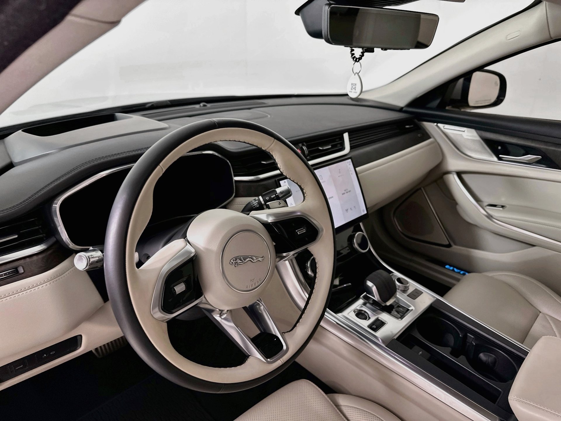 Used 2021 Jaguar XF SE RWD image 10
